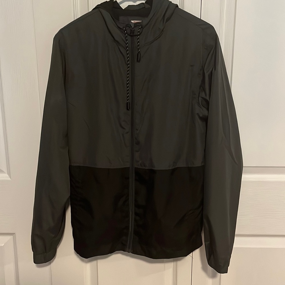 Men’s lightweight rain jacket. Like New.